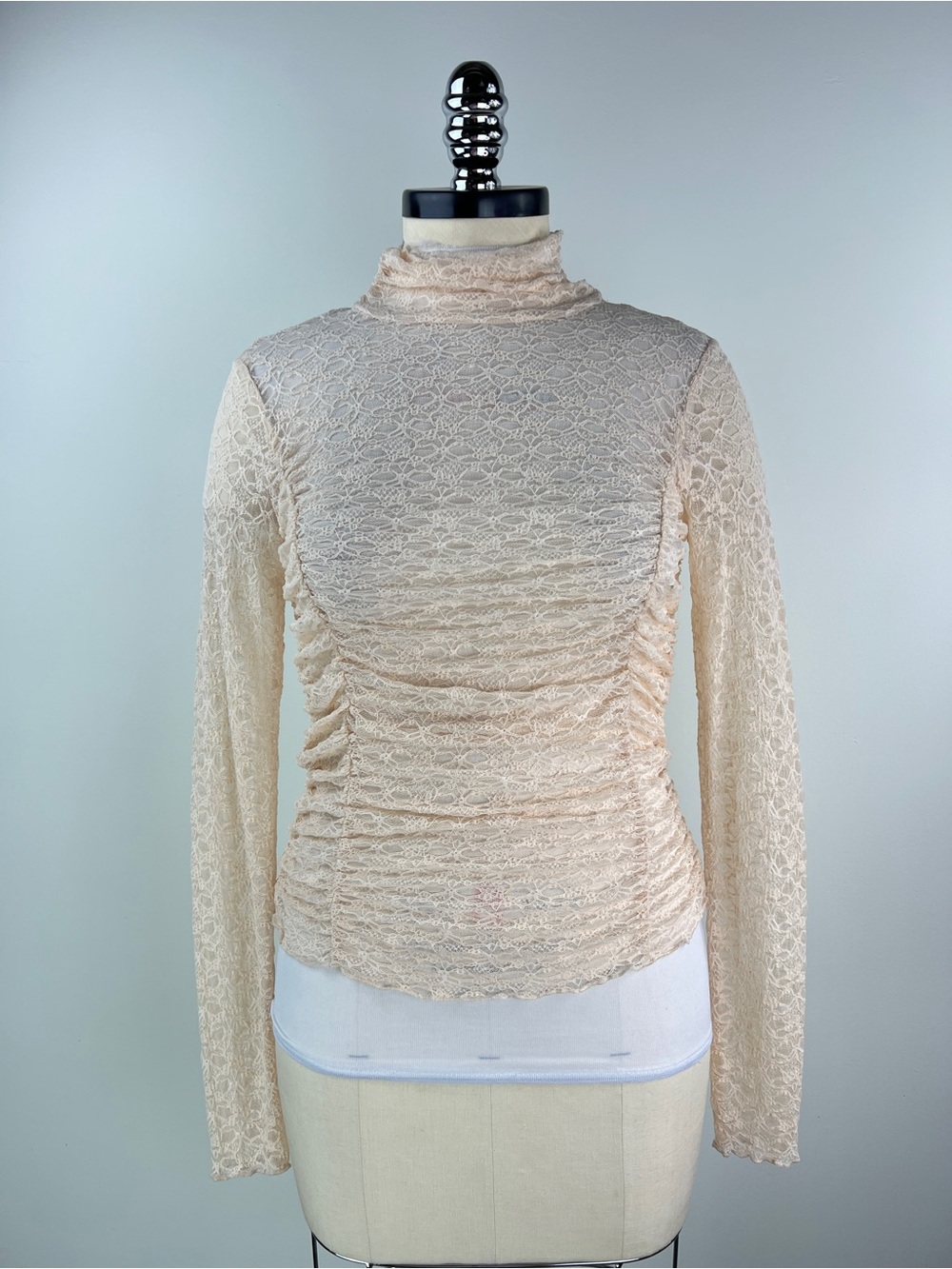 💚 3612. Cream Lace Ruched Mock Neck Top